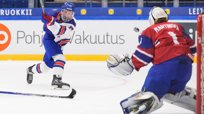 ASV U18 izlases uzbrucēja Trevora Konelija metiena mirklis. Foto: IIHF