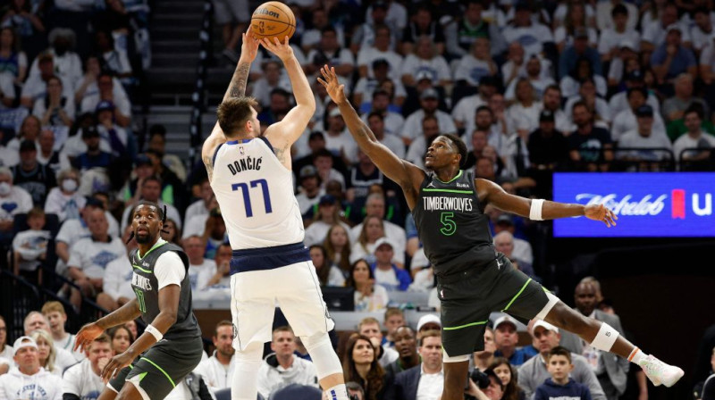 Luka Dončičs uzbrukumā pret Entoniju Edvardsu. Foto. AFP. Scanpix