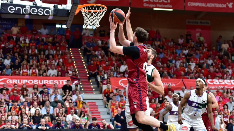 Rodions Kurucs uzbrukumā pret Malagas "Unicaja". Foto: UCAM Murcia CB