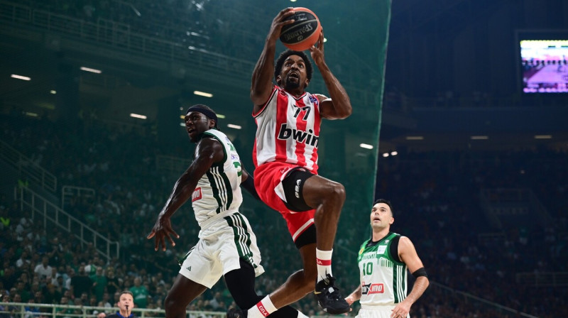 Pirejas "Olympiacos" basketbolists Šakils Makkisiks uzbrukumā pret Atēnu "Panathinaikos". Foto: Olympiacos BC