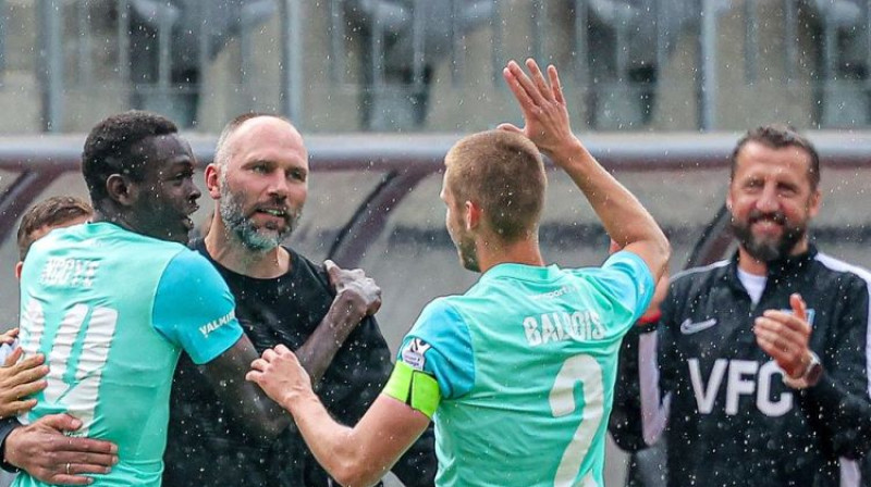 Gatis Kalniņš ar Aliunu Ndoju un Danielu Balodi. Foto: Jānis Līgats/Valmiera FC