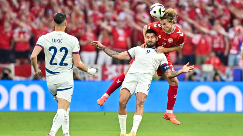 Cīņā par bumbu dānis Joahims Andersens un serbs Aleksandars Mitrovičs. Foto: Karsten Lauer/Imago Images/Scanpix