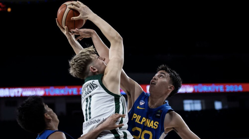 Arturs Butajevs mačā pret Filipīnām. Foto: FIBA