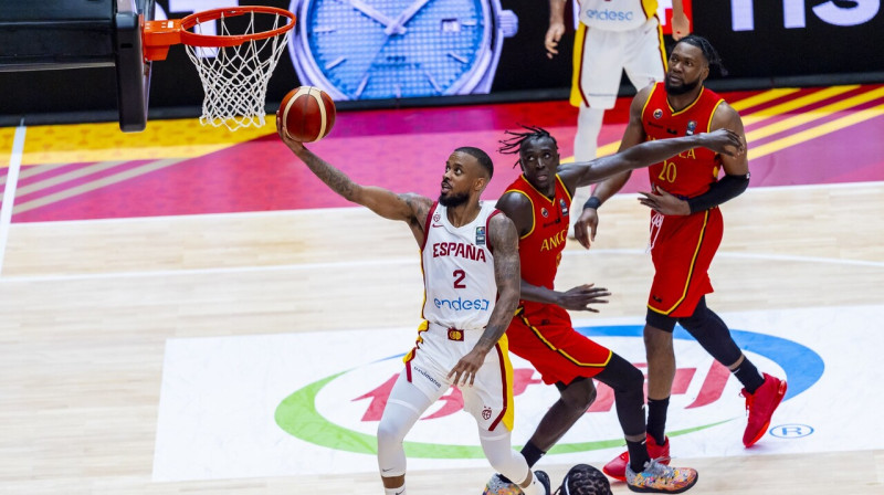 Spānijas valstsvienības basketbolists Lorenco Brauns uzbrukumā spēlē pret Angolu. Foto: Baloncesto España