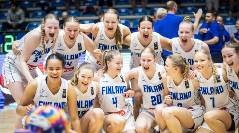 Somijas U17 meitenes pēc iekļūšanas Pasaules kausa "Top 8". Foto: FIBA