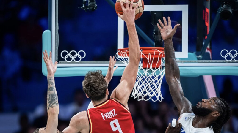 Francs Vāgners virs stīpas. Foto: FIBA