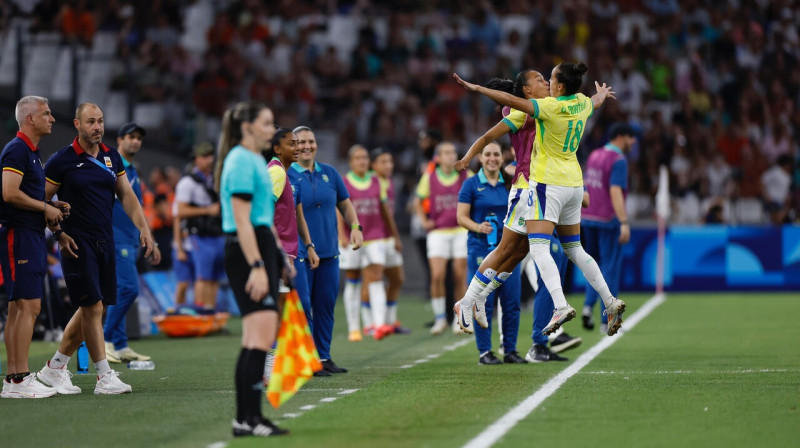 Brazīlijas valstsvienības futbolistes pēc vārtu guvuma olimpiskajā pusfinālā pret Spāniju. Foto: Confederação Brasileira de Futebol