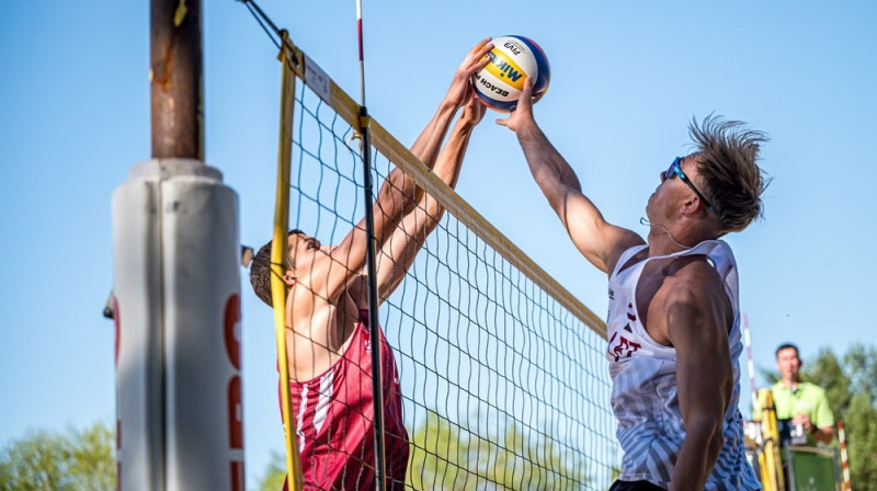 Matīss Šalkovskis blokā ar divām rokām. Foto: Beachvolleylv