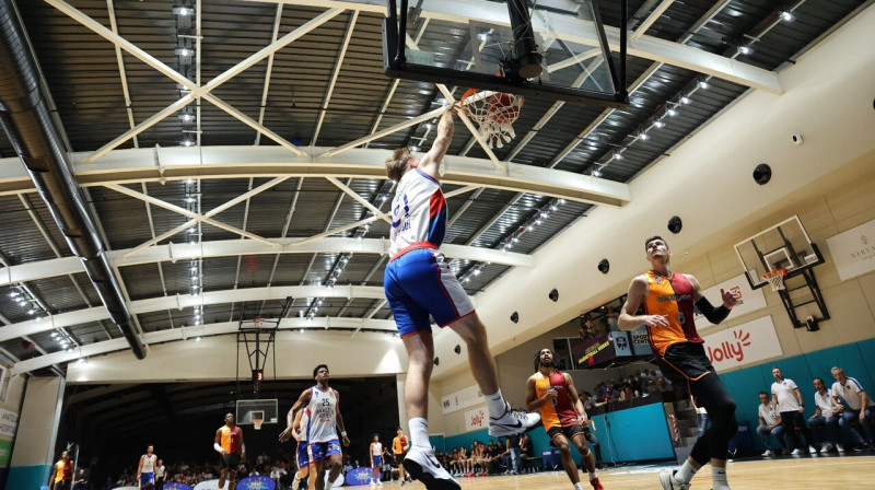 Roberts Blumbergs (Nr. 8) spēlē pret Stambulas "Anadolu Efes". Foto: Anadolu Efes SK