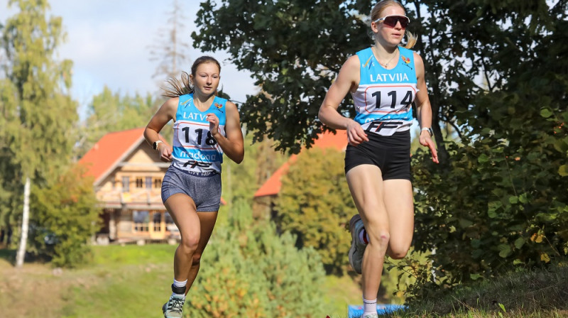 Šovasar progresu rādošā Adriāna Šuminska (prieksplānā) un Laura Alziņa. Foto: A.Veckalniņš/LSF.