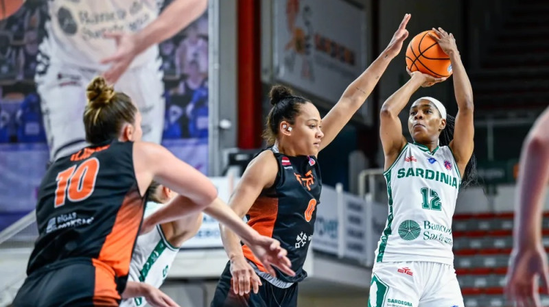 Karlīne Pilābere un Maja Loida cīņā pret Spārklu Teilori. Foto: EuroCup Women