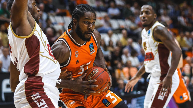 Valensijas kluba basketbolists Semi Odželeje ar bumbu spēlē pret Valensijas "Reyer". Foto: Valencia Basket Club