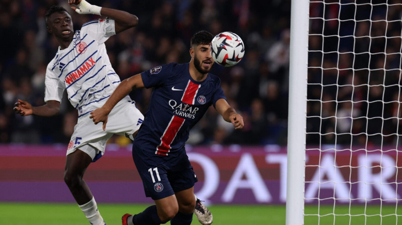 Parīzes "Saint-Germain" futbolists Marko Asensio mirkli pirms vārtu guvuma. Foto: Franck Fife/AFP/Scanpix