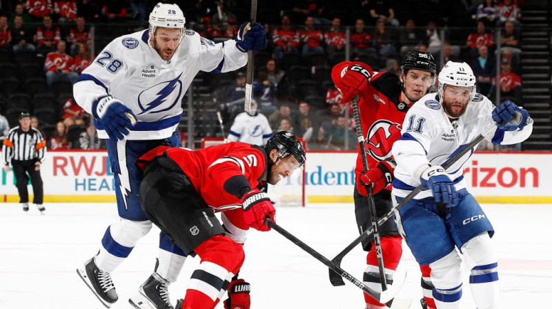 Zemgus Girgensons cīņā ar Brendenu Dilonu. Foto: AFP/Scanpix