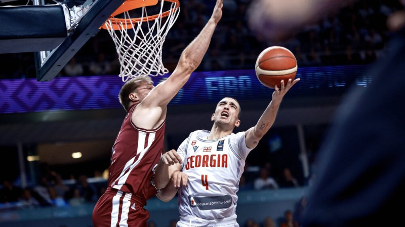 Rati Andronikašvili pret Artūru Strautiņu. Foto: FIBA