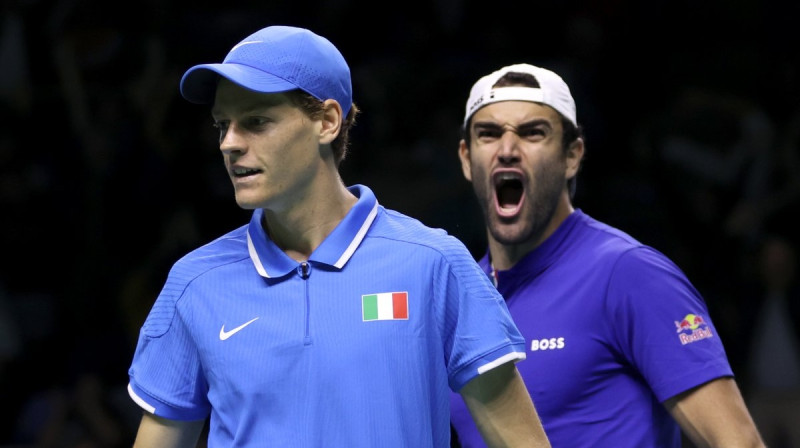 Janniks SInners un Mateo Berretini. Foto: Davis Cup