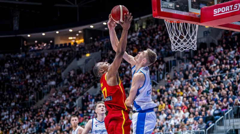 Slovākijas un Spānijas valstsvienības basketbolisti cīņā par bumbu Bratislavā. Foto: FIBA