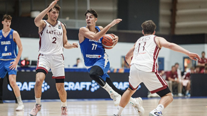 Bens Sarafs ar bumbu pret Mārtiņu Kilupu un Rolandu Šulcu. Foto: FIBA