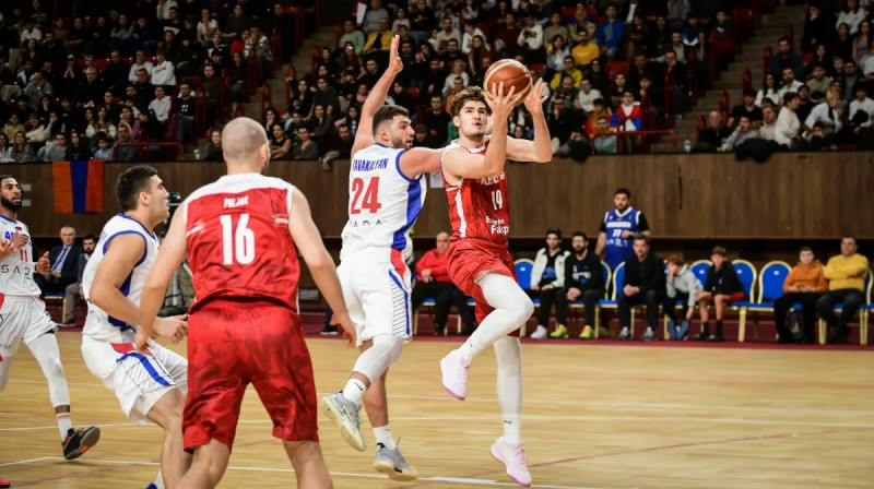 Austrijas valstsvienības basketbolists Aleksejs Kostičs (Nr. 19) uzbrukumā pret Armēniju. Foto: FIBA