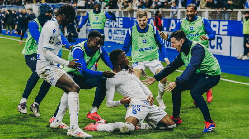 Osēras kluba futbolisti pēc uzvaras vārtu guvuma. Foto: AJ Auxerre