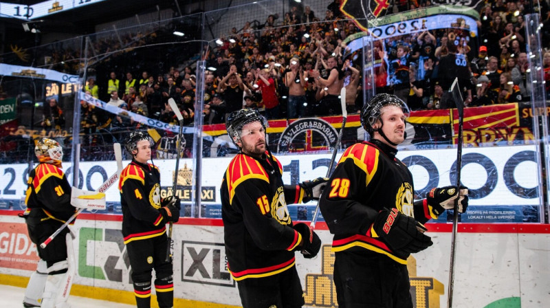 Jēvles "Brynäs" hokejisti pēc uzvaras. Foto: Brynäs IF