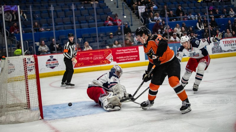 Mirklis pirms Līaivolejas "Phantoms" uzbrucēja Samu Tuomālas vārtu guvuma pret Hārtfordas "Wolf Pack".
Foto: Lehigh Valley Phantoms