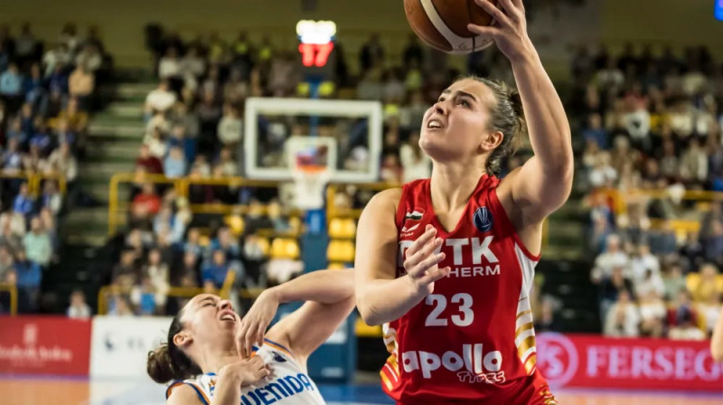 Aleksa Gulbe un Silvija Domingesa 2024. gada 27. novembrī Salamankā. Foto: EuroLeague Women