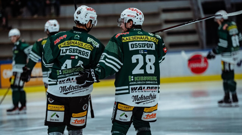 Roberts Lipsbergs ar Igaunijas valstsvienības aizsargu Robertu Osipovu. Foto: Raphael Sohm/EC Bregenzerwald