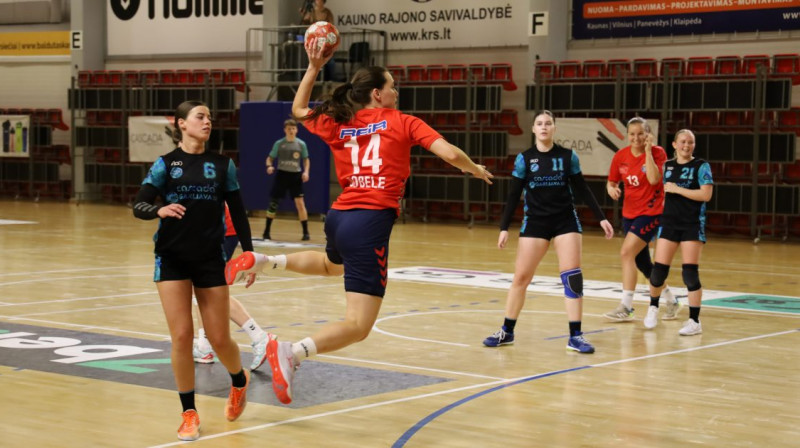 Uzbrukumā dobelniece Signe Dumfa. Foto: Latvijas Handbola federācija