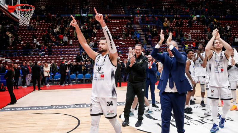 Artūrs Strautiņš (no labās) ar komandu svin uzvaru. Foto: Derthona Basket