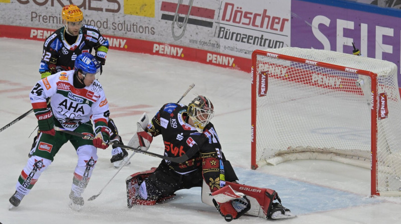 Kristers Gudļevskis darbībā cīņā pret Augsburgas "Panter". Foto: Burghard Schreyer/Kolbert-Press/Imago Images/Scanpix