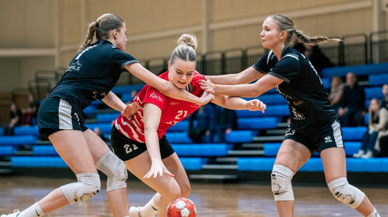 "Jēkabpils SS" handbolistes aizsardzībā. Foto: Latvijas Handbola federācija