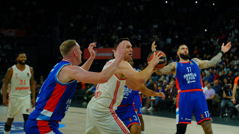 Rolands Šmits aizsardzībā pret Minhenes "Bayern". Foto: Tolga Ulutürk/Zumapress.com/Scanpix