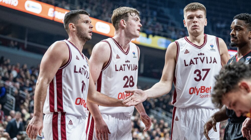 No kreisās: Rihards Lomažs, Mārcis Šteinbergs un Kārlis Šiliņš. Foto: FIBA