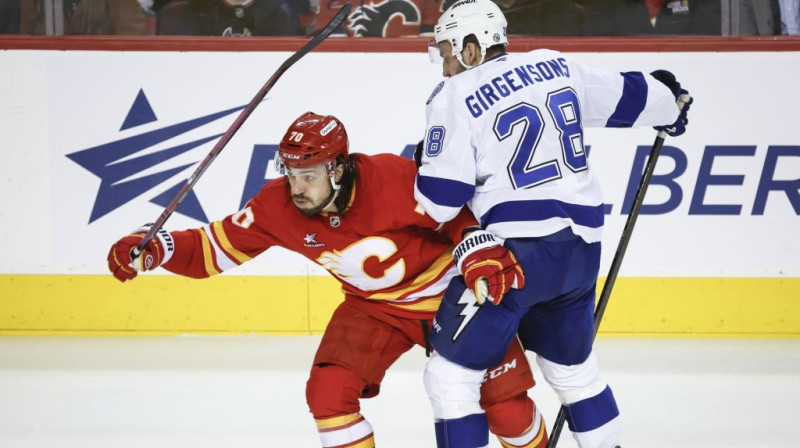 Zemgus Girgensons cīņā ar Raienu Lombergu. Foto. AP. Scanpix