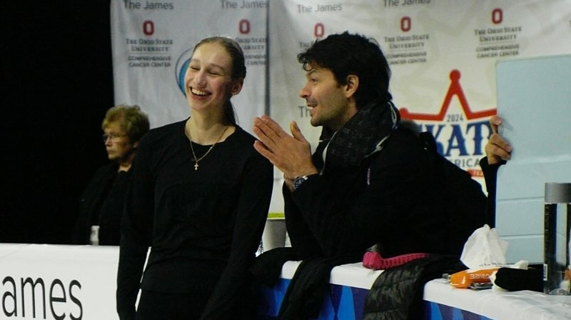 Sofja Stepčenko un treneris Stefans Lambjēls. Foto: Anna Kellar / Skating School of Switzerland