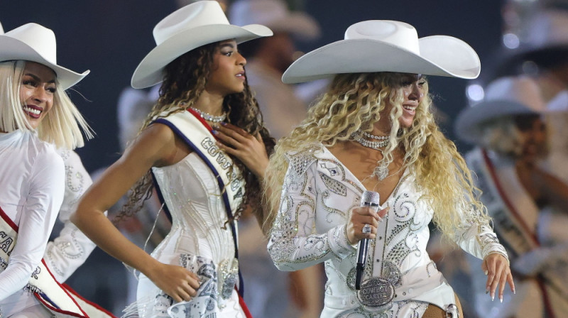 Hjūstonā notikušās spēles pārtraukumā uzstājās Beyonce. Foto: AFP/Scanpix