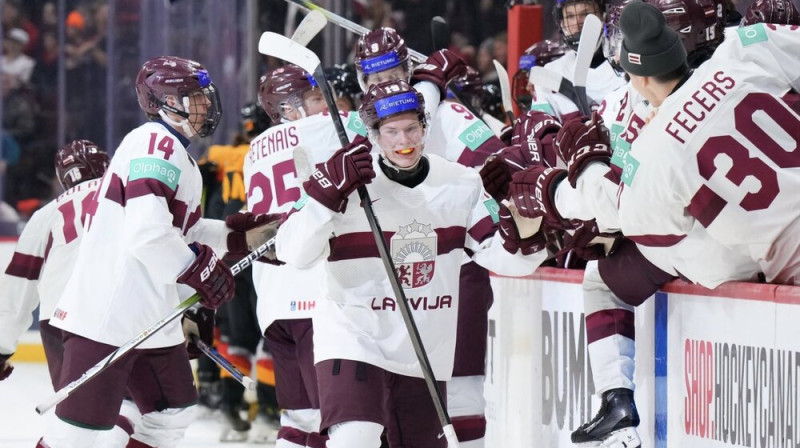 Bruno Osmanis un Latvijas izlase. Foto: IIHF