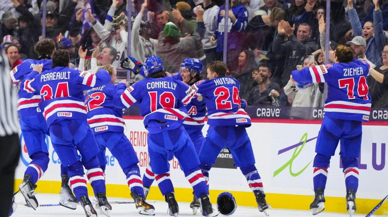 ASV U20 izlases hokejisti pēc uzvaras vārtu guvuma pasaules meistarsacīkšu finālspēlē. Foto: Matt Zambonin/IIHF