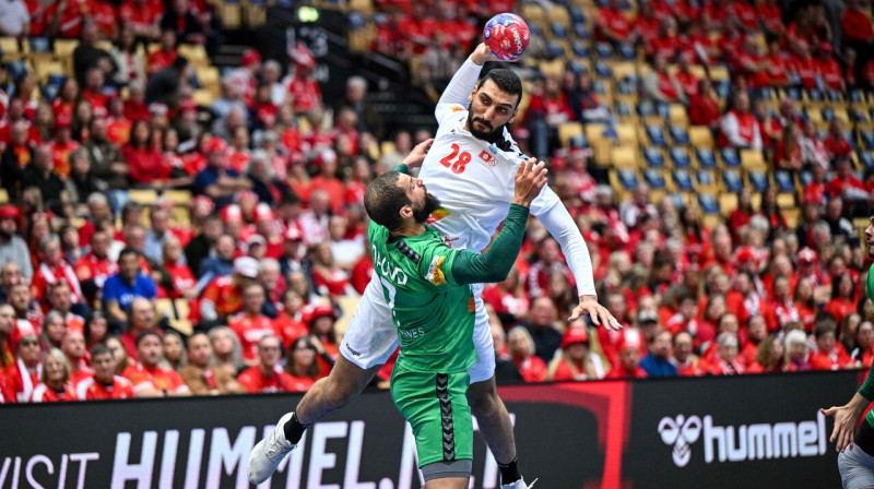 Tunisijas handbolists Hazems Baša cīņā pret Alžīrijas valstsvienību. Foto: Luigi Canu/IPA Sport/Zumapress.com/Scanpix