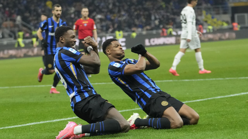 No kreisās: Milānas "Inter" futbolisti Markuss Tirams un Denzels Damfrīss pēc vārtu guvuma. Foto: Luca Bruno/AP/Scanpix