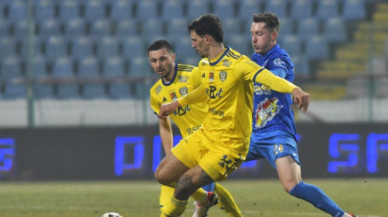 Aleksejs Saveļjevs cīņā par bumbu. Foto: FC Buzău