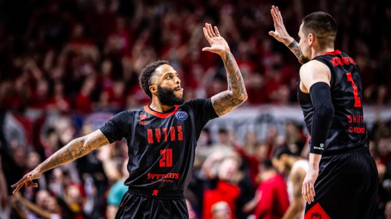 Viļņas "Rytas" basketbolisti Ārdžejs Kouls un Marģiris Normants. Foto: FIBA