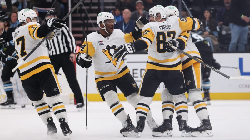 Pitsburgas "Penguins" hokejisti sveic Sidniju Krosbiju ar uzvaras vārtu guvumu Soltleiksitijā. 
Foto: Rob Gray/USA Today Sports/Scanpix