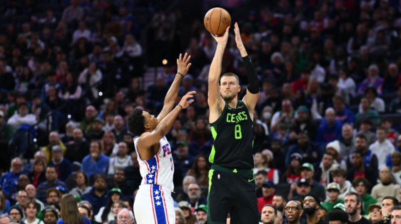 Kristaps Porziņģis izpilda metienu pāri Kaila Laurija rokām. Foto. USA Sports Today. Scanpix