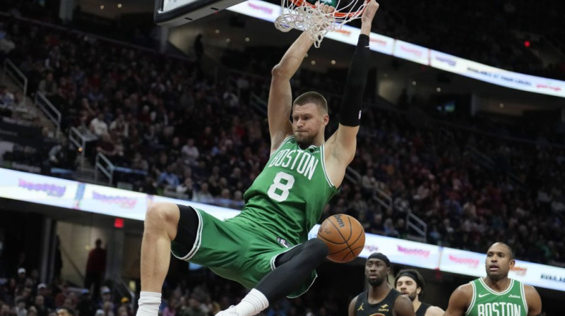 Kristaps Porziņģis pret Klīvlendu. Foto. AP. Scanpix