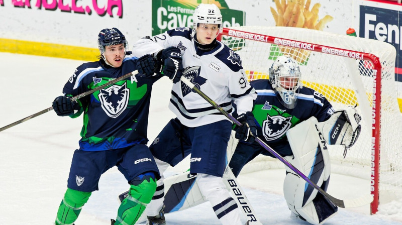 Ēriks Mateiko cīņā Linarda Feldberga sargāto vārtu priekšā. Foto: Phœnix Sherbrooke
