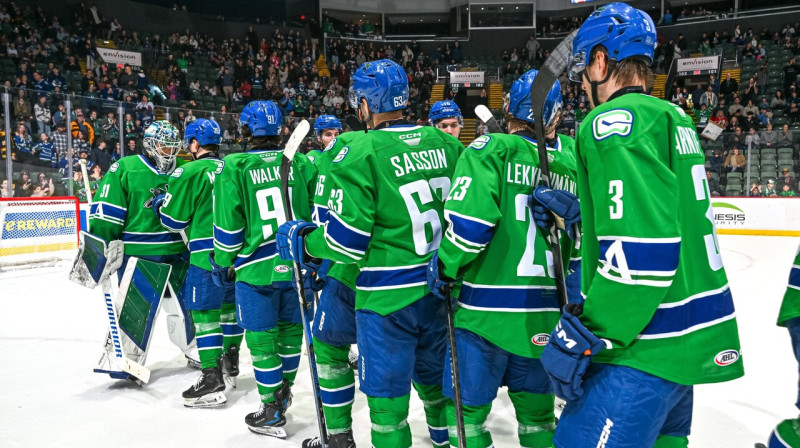 Artūrs Šilovs ar komandas biedriem. Foto: Abbotsford Canucks