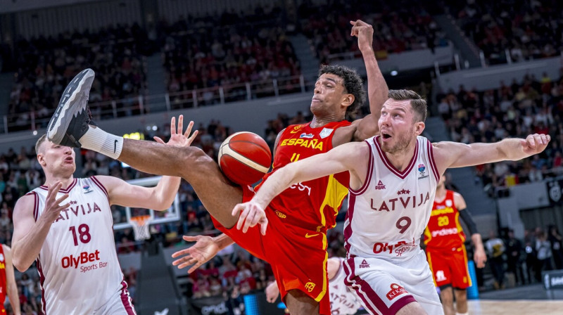 Dairis Bertāns un Klāvs Čavars cīņā pret Spānijas valstsvienību pērnā gada februārī. Foto: FIBA
