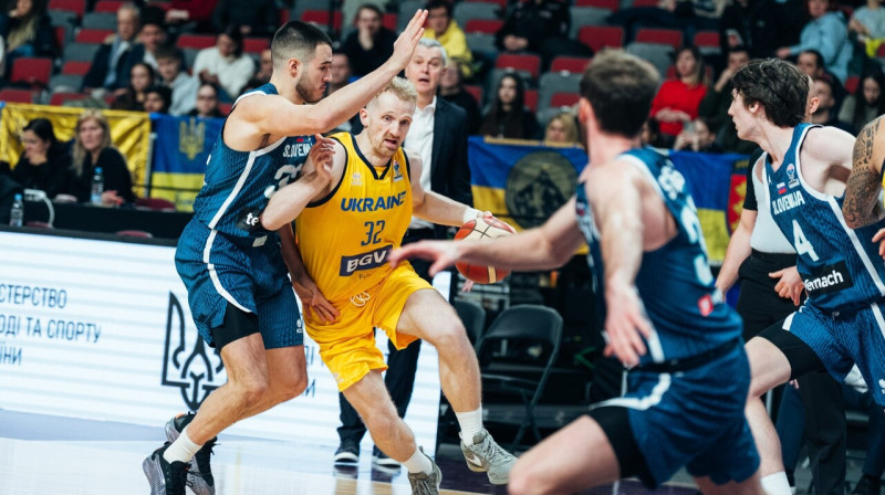 Ukrainis Bohdans Blizņuks Slovēnijas basketbolistu ielenkumā. Foto: FIBA